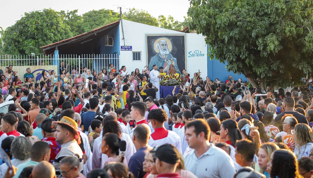 Centenas de fiéis compareceram à procissão
