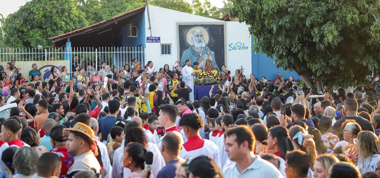 Centenas de fiéis compareceram à procissão
