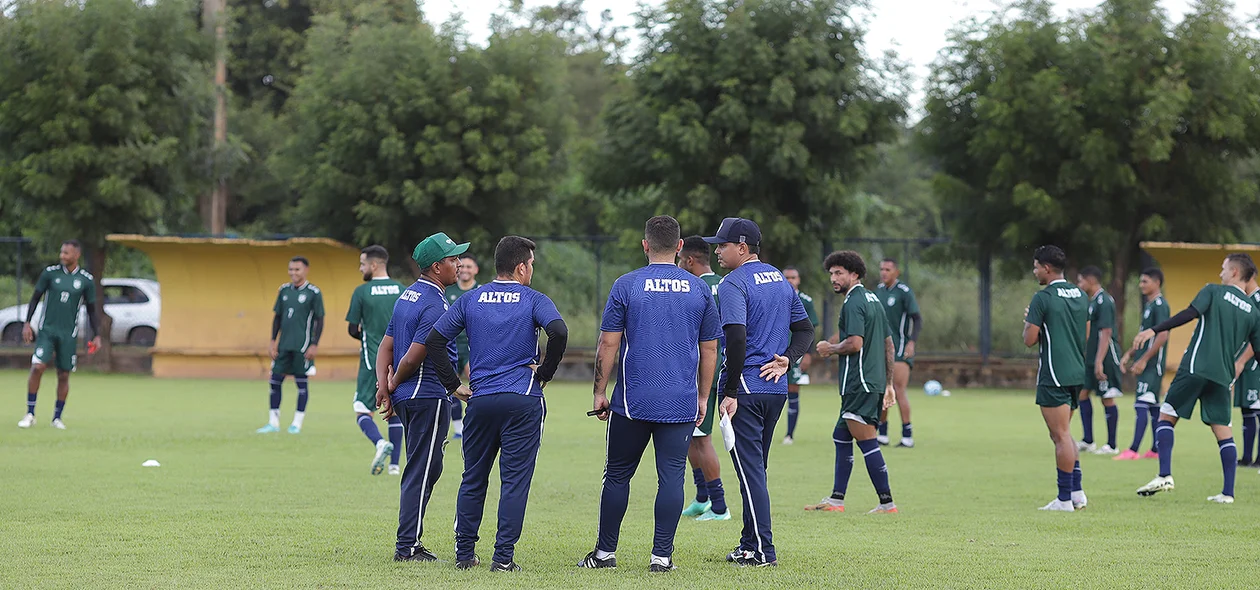 Comissão técnica avaliando o desempenho dos jogadores