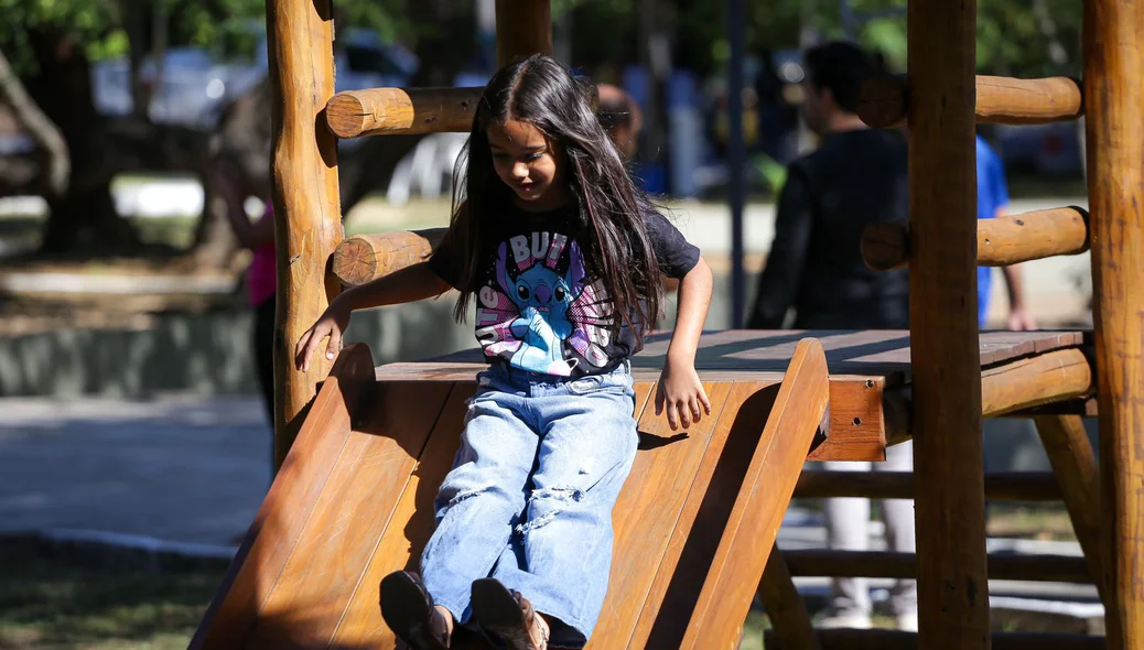 Criança brincando no parque da praça
