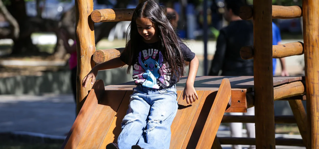 Criança brincando no parque da praça