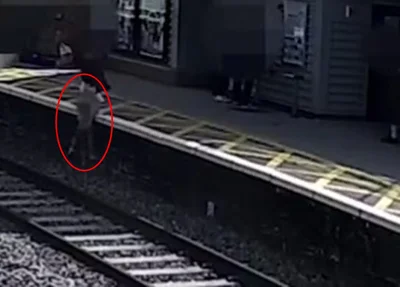 Criança cais nos trilhos na Inglaterra