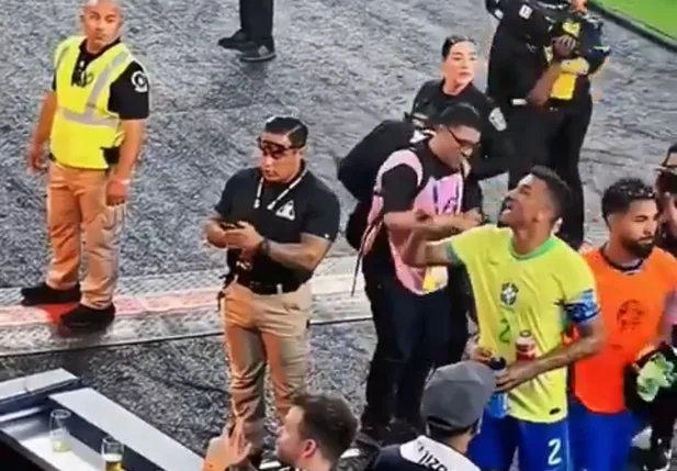 Danilo discute com torcedor
