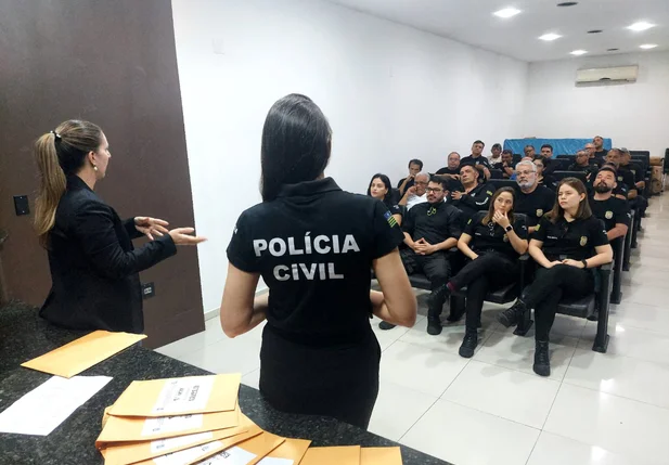 Delegada Daniela Barros reúne equipe para iniciar Operação Virtude