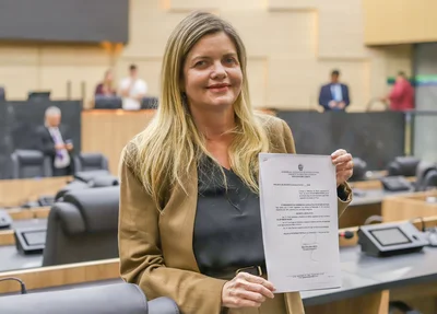Deputada estadual Gracinha Moraes (PP) com o projeto para propor Medalha do Mérito Legislativo a Elon Musk