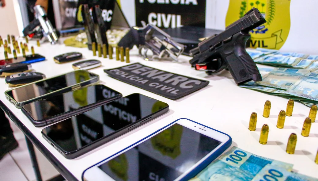Dinheiro , Armas, Celulares e munições apreendidas na operação deflagrada pelo Denarc
