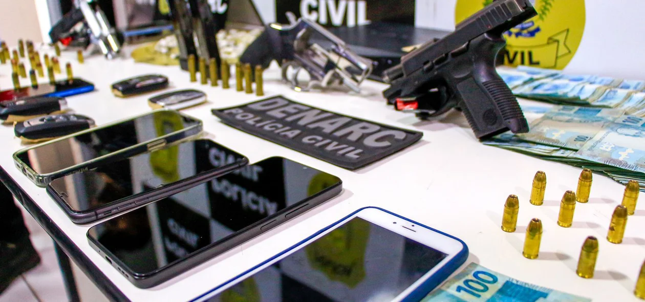 Dinheiro , Armas, Celulares e munições apreendidas na operação deflagrada pelo Denarc