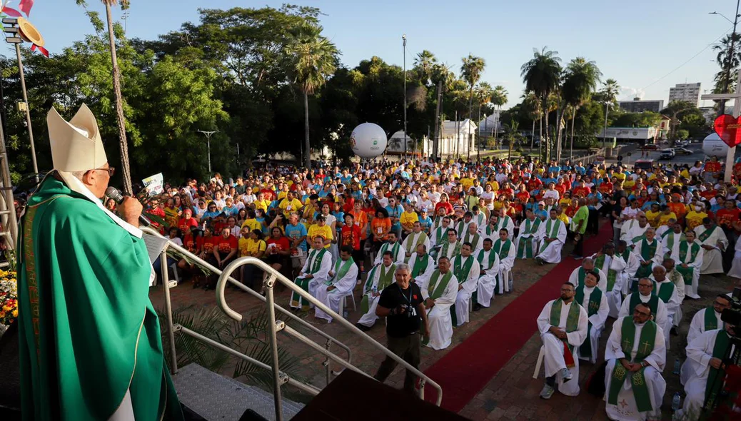Dom Juarez fala com o público