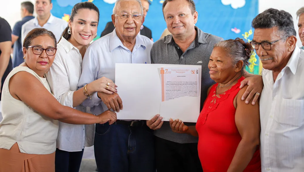 Dr. Pessoa ao lado do vereador Capitão Roberval Queiroz durante entrega de documentos