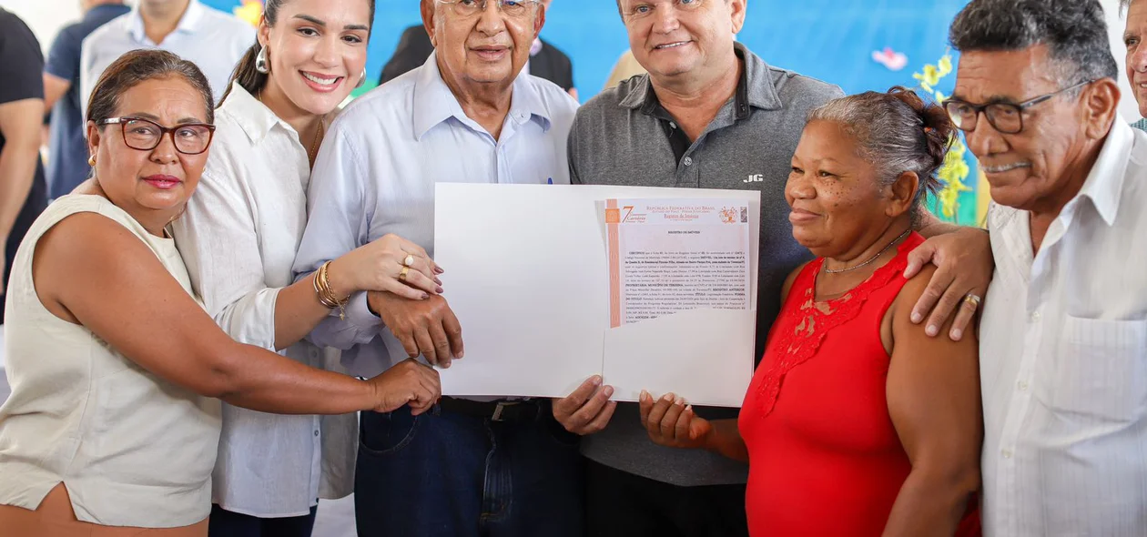 Dr. Pessoa ao lado do vereador Capitão Roberval Queiroz durante entrega de documentos