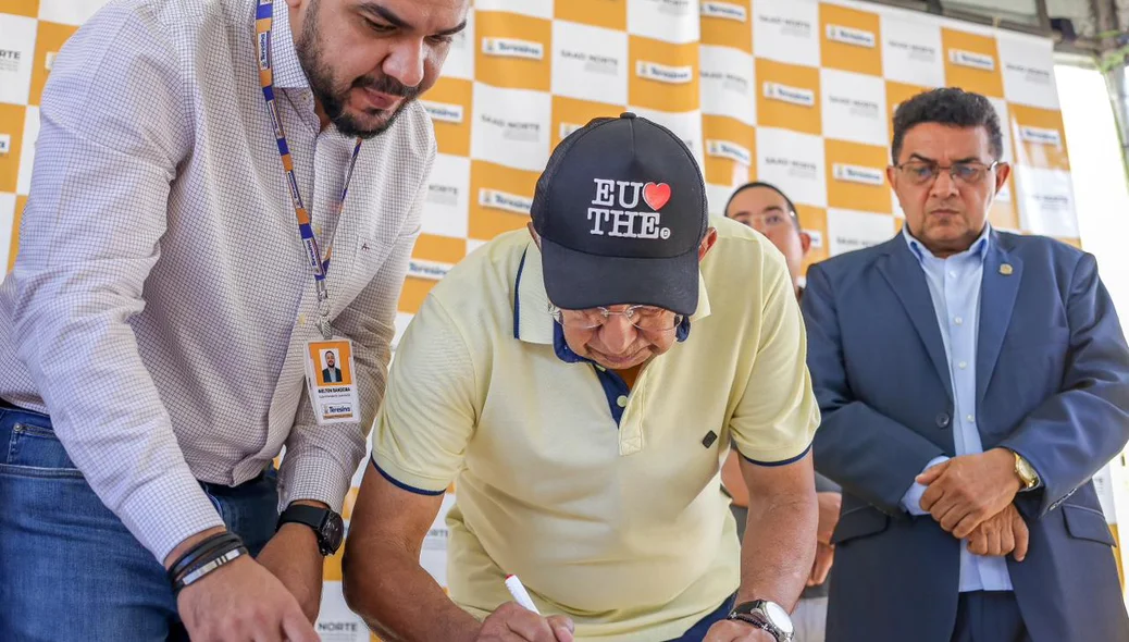 Dr. Pessoa assinando a ordem de serviço