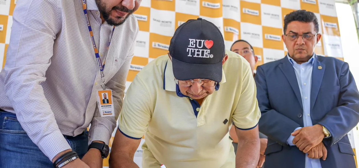 Dr. Pessoa assinando a ordem de serviço