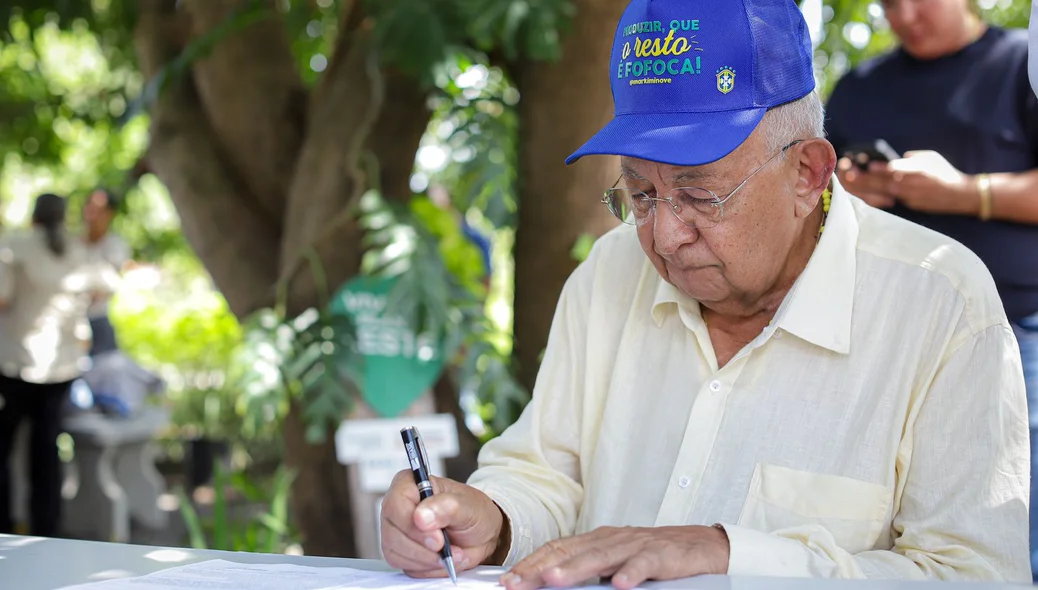 Dr. Pessoa assinando as 12 ordens de serviço
