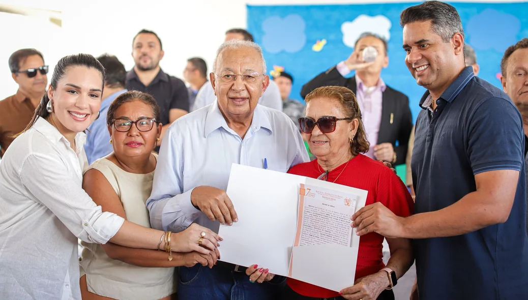 Dr. Pessoa com famílias no evento