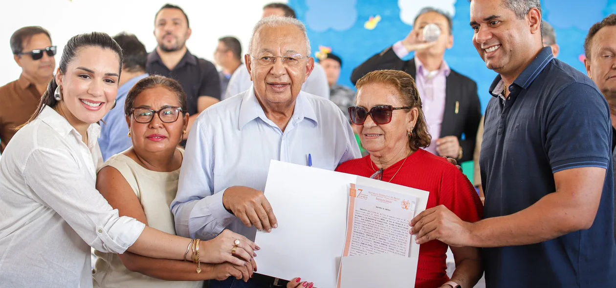 Dr. Pessoa com famílias no evento