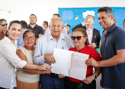 Dr. Pessoa com famílias no evento