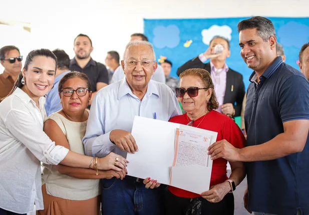 Dr. Pessoa com famílias no evento