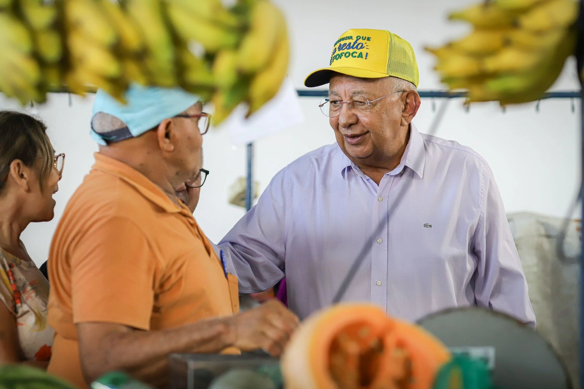 Dr. Pessoa conversa com usuários do Mercado da Piçarra