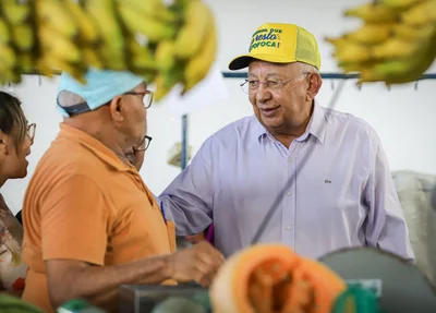 Dr. Pessoa conversa com usuários do Mercado da Piçarra