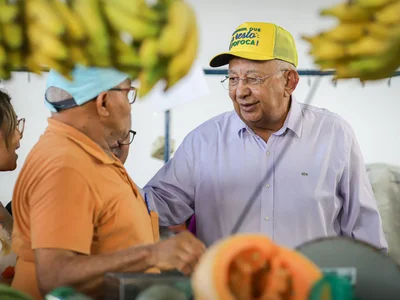 Dr. Pessoa conversa com usuários do Mercado da Piçarra