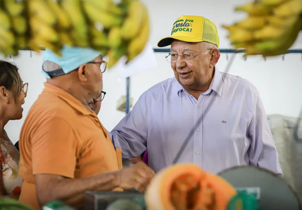 Dr. Pessoa conversa com usuários do Mercado da Piçarra
