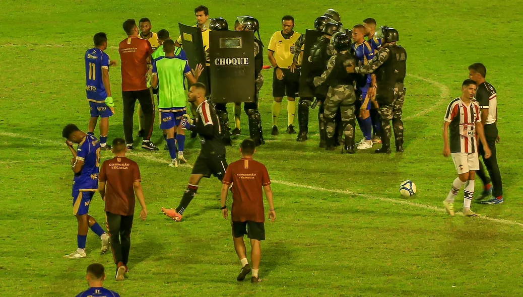 Elenco e comissão técnica do Cametá partem para cima da arbitragem após derrota para o River