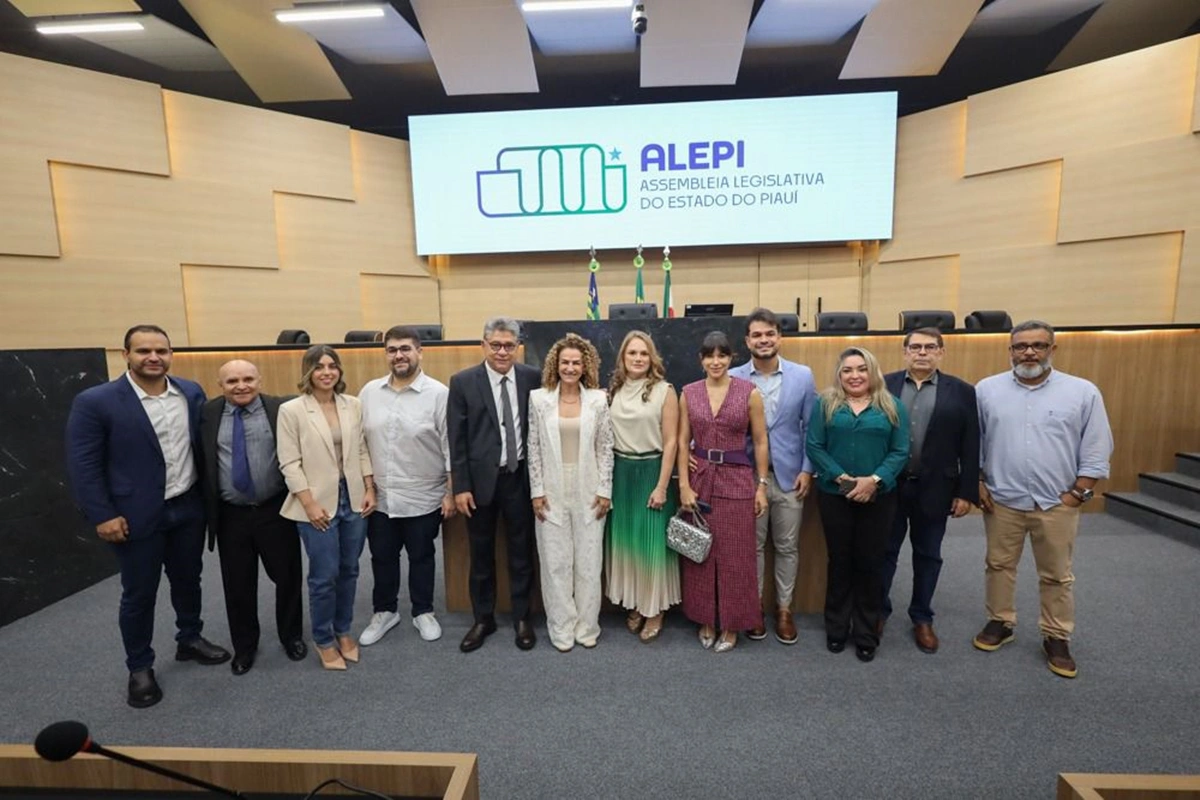 Empresária é homenageada na Alepi por proposição do deputado João Mádison