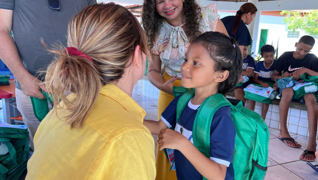 Entrega de kits escolares