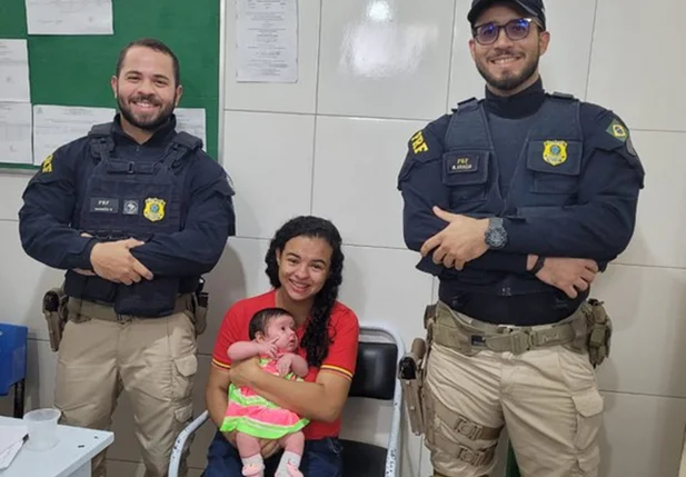 Equipe da PRF após o salvamento da bebê