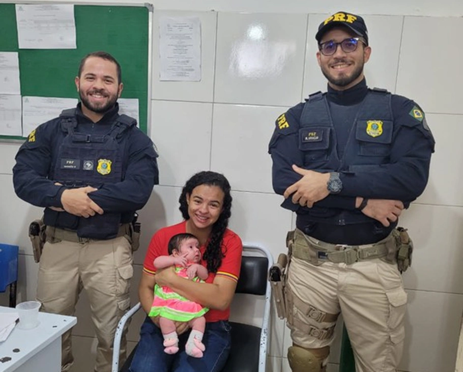 Equipe da PRF após o salvamento da bebê