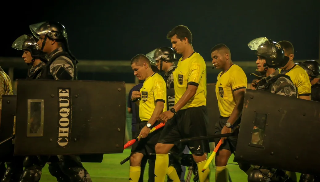 Equipe de arbitragem do jogo entre River e Cametá saindo escoltada