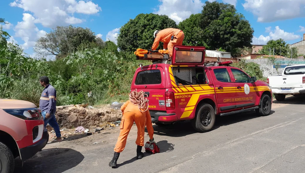 Equipe do Corpo de Bombeiros foi acionada para remover o corpo da grota
