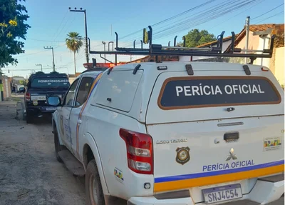Equipes da Perícia Oficial e Delegacia de Homicídios estiveram no local nesta manhã
