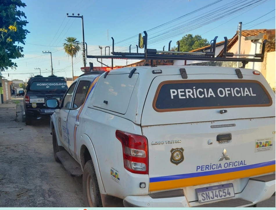 Equipes da Perícia Oficial e Delegacia de Homicídios estiveram no local nesta manhã