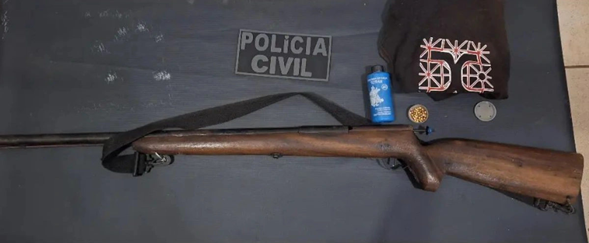 Espingarda bate-bucha foi apreendida com o suspeito