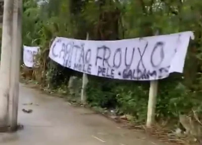 Faixa criticando jogadores do Vasco