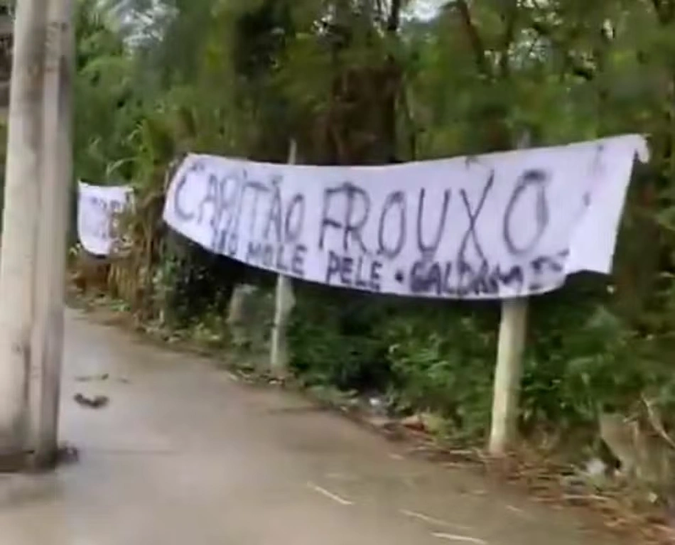 Faixa criticando jogadores do Vasco