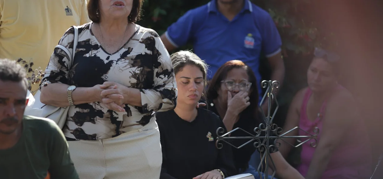 Familiares dão o último adeus a Francisco Célio Pereira
