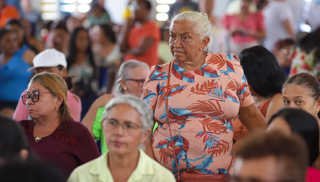 Famílias durante a solenidade de entrega de documentos