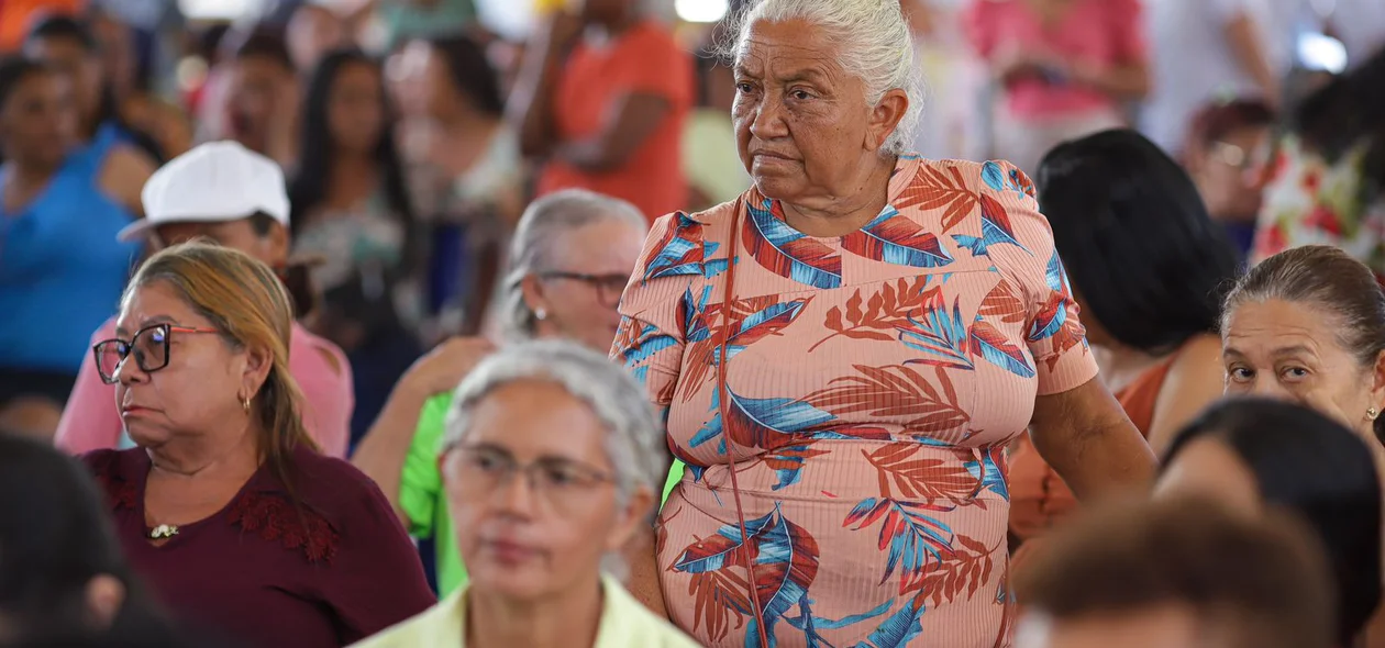 Famílias durante a solenidade de entrega de documentos