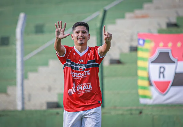 Felipe Pará comemora gol em cima do Tocantinópolis