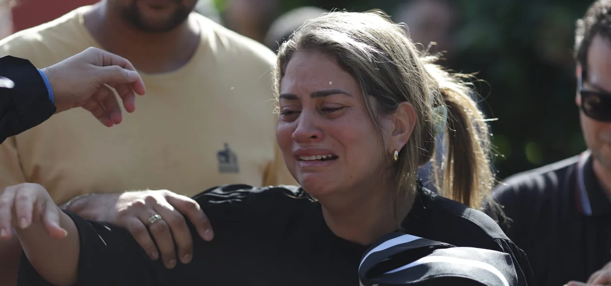 Filha chora emocionada ao ter que enterrar o próprio pai