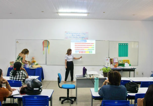 Formação para assistentes de alfabetização é promovida pela Semec