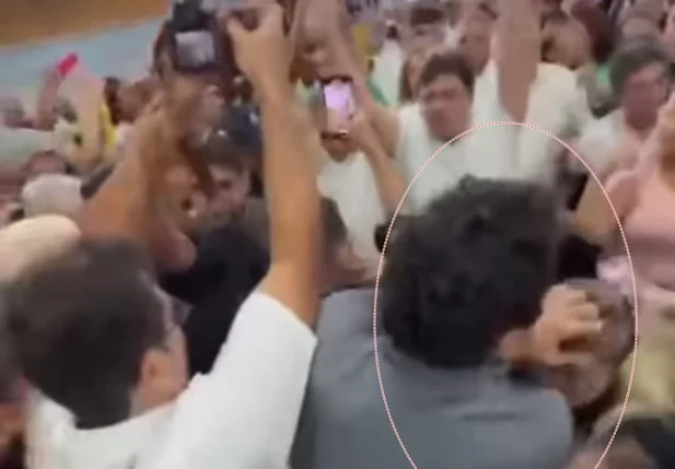 Fotógrafo identificado como Jorge Bastos Moreno puxando cabelo de mulher durante evento em Parnaíba