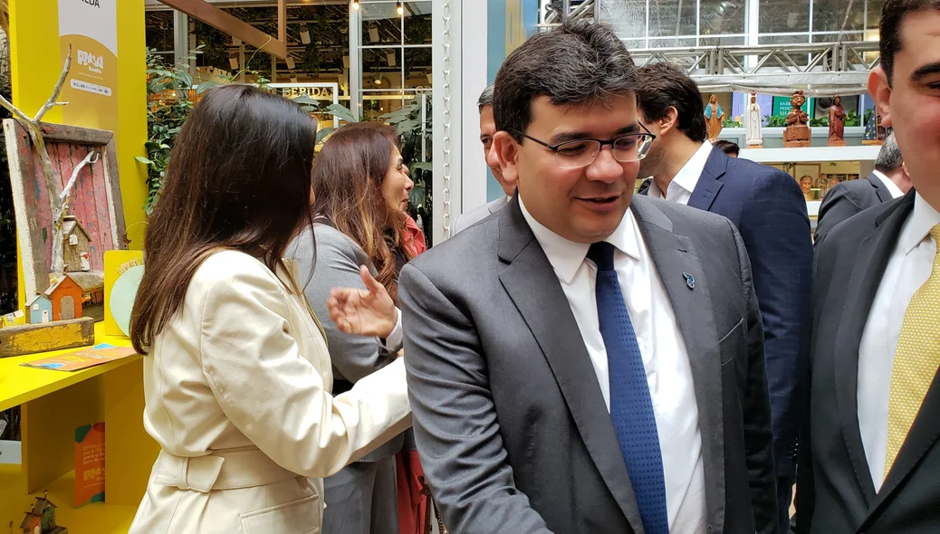 Governador visitando exposição Piauí Sampa