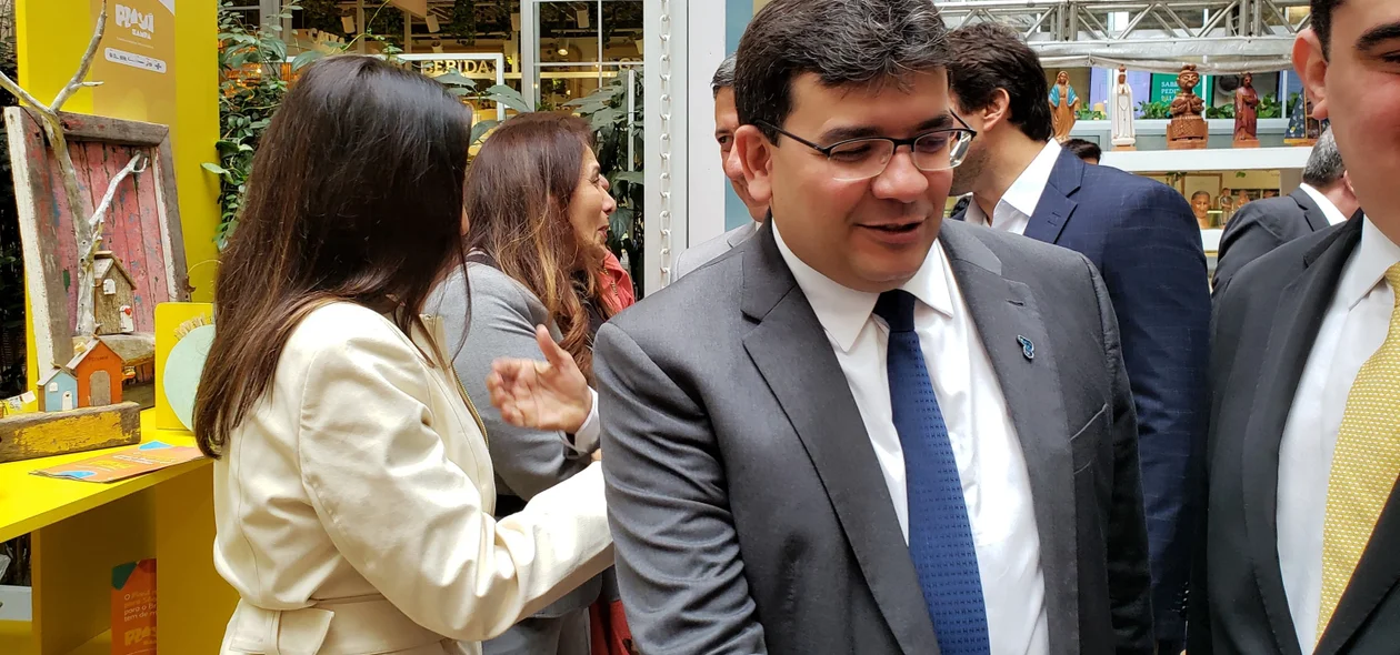 Governador visitando exposição Piauí Sampa