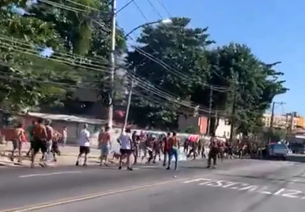 Homem é preso durante briga de torcedores