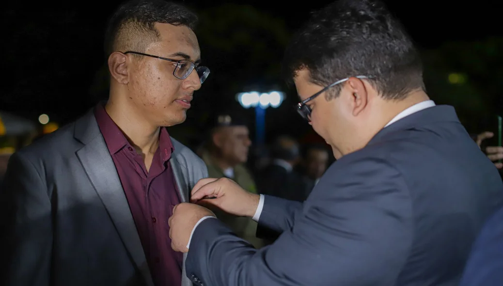 Jornalista Fábio Wellington sendo homenageado e recebendo medalha
