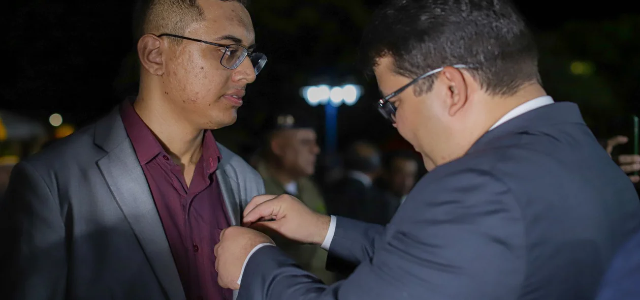 Jornalista Fábio Wellington sendo homenageado e recebendo medalha