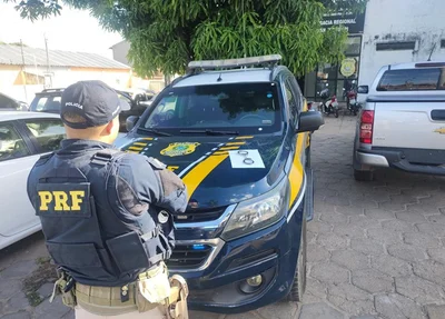 Homens foram presos pela PRF por tentar liberar veículo com documento falso